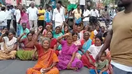 வேலூர்: சாலை மற்றும் கழிவுநீர் கால்வாய் வசதி கேட்டு மாட்டுவண்டிகளை சாலையில் நிறுத்தி முள்ளிபாளையத்தில் ஆர்ப்பாட்டம் #localissue