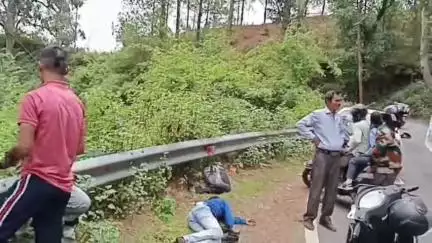 पौड़ी: डंडा पानी क्षेत्र में सड़क किनारे अचेत अवस्था में मिला व्यक्ति, 108 की सहायता से जिला अस्पताल पहुंचाया गया