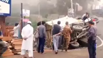 शिमला शहरी: लक्कड़ बाजार के नज़दीक लॉन्गबुड में गाड़ी अनियंत्रित होकर गिरी, चालक घायल; सड़क हुई अवरुद्ध