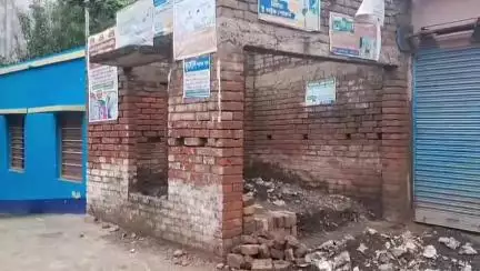 ভগবানগোলা ১: ভগবানগোলায় স্কুলের রাস্তা দখলের চেষ্টা ব্যর্থ, প্রতিবাদে প্রাক্তন ছাত্র ও এলাকাবাসী