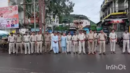 रायसेन: त्योहारों पर सुरक्षा व्यवस्था के लिए टीआई नरेंद्र गोयल ने संभाली कमान, शहर में किया फ्लैग मार्च