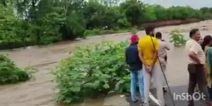 सोहागपुर: लगातार बारिश से कल्याणपुर रोड स्थित नदी में भरा पानी, बाधित हुआ आवागमन