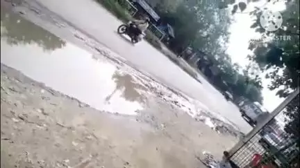 बस्ती: बस्ती जिले के संसरीपुर में राष्ट्रीय राजमार्ग के बगल पानी भरने से कई बाइक फिसलकर गिरी, मिली सूचना
