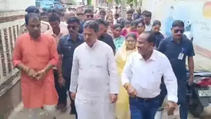 মোহনপুর: প্রধানমন্ত্রীর ১১ বছরের উন্নয়নমূলক কাজগুলি জনগণের কাছে পৌঁছে দেওয়ার জন্য লিফলেট বিলি করেন মুখ্যমন্ত্রী নিজ এলাকায়