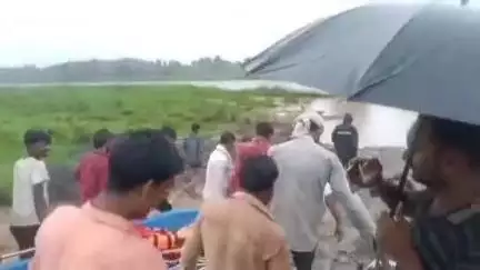 नरसिंहपुर: जैथारी में रस्सी से नदी पार करने का वीडियो वायरल होने पर प्रशासन ने गांव में नाव पहुंचाई