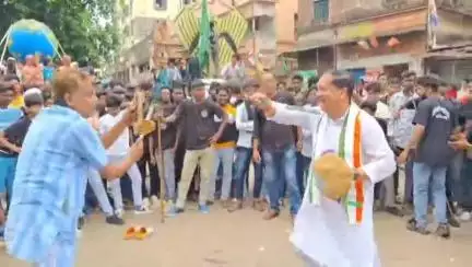 মেদিনীপুর: মেদিনীপুর শহরে মহরমের লাঠি খেলায় ব্যস্ত চেয়ারম্যান! উপভোগ করলেন স্থানীয়রা