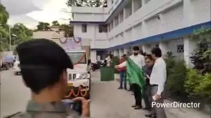 कटिहार: कटिहार में DM मनेश कुमार मीणा ने समाहरणालय में निर्वाचक सूची जागरूकता रथ को दिखाई हरी झंडी