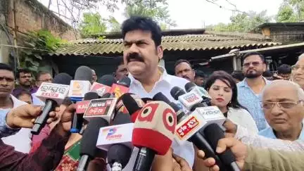 ଖଲ୍ଲିକୋଟ୍: ଉସ୍ତାପଡ଼ା ଗ୍ରାମରେ ମୃତ ଶଙ୍କର ଙ୍କ ପରିବାରକୁ ଭେଟିଲା ବିଜେଡ଼ି ର ଫ୍ୟାକ୍ଟ ଫାଇଣ୍ଡିଂ ଟିମ, ପ୍ରତିକ୍ରିୟା ରଖିଲେ ପୂର୍ବତନ ସାଂସଦ ଓ ବିଧାୟକ