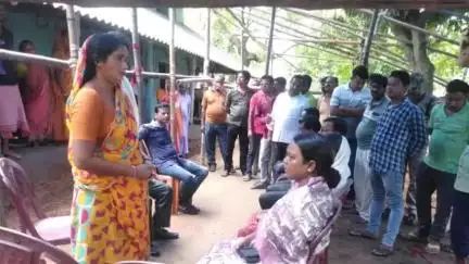 বিনপুর ১: প্রয়াত তৃনমূল নেতার মধ্যমকুমারি গ্ৰামের বাড়িতে এসে তাঁর পরিবারের সঙ্গে দেখা করে পাশে থাকার আশ্বাস মন্ত্রীর