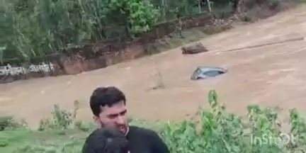 सोहागपुर: भारी बारिश से पोंडा नाला में भरा पानी, कार बही, सवार लोगों ने कूदकर बचाई जान