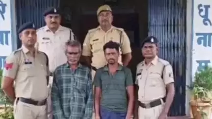 चांपा: बिर्रा पुलिस ने महुआ शराब की अवैध बिक्री करने वाले 2 आरोपियों को सबरीया डेरा से किया गिरफ्तार