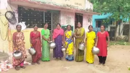 చిగురుమామిడి: తాగునీటి కోసం చిన్న ముల్కనూర్ గ్రామ పంచాయతీ ముందు ఖాళీ బిందెలతో మహిళలు నిరసన, పండగ రోజు కూడా నీళ్లు లేవని ఆవేదన #localissue