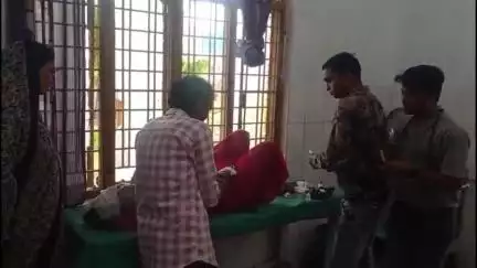 मोठ: बड़वार के पास बाइक हादसे में लंगूर से बिगड़ा बाइक चालक का संतुलन, महिला गंभीर रूप से घायल