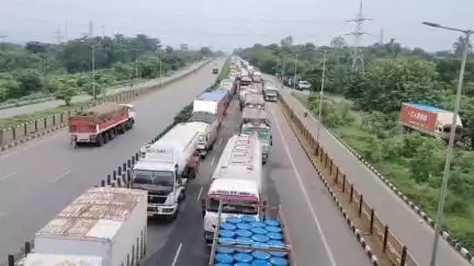 ফরিদপুর দুর্গাপুর: স্তব্ধ ১৯ নম্বর জাতীয় সড়ক, ভোগান্তি সাধারণ মানুষের, রথযাত্রা ও মহরমের জন্য কলকাতায় ভাড়ি গাড়ি যাতায়াতের নিষেধাজ্ঞা