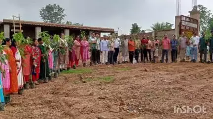 लातेहार: सेठ बिहारी लाल महलका सरस्वती विद्या मंदिर, लातेहार में वृक्षारोपण कार्यक्रम का आयोजन