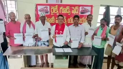 కడప: జులై 9న దేశవ్యాప్త సార్వత్రిక సమ్మెను జయప్రదం చేద్దాం: నగరంలో ఏఐటీయూసీ నేతలు