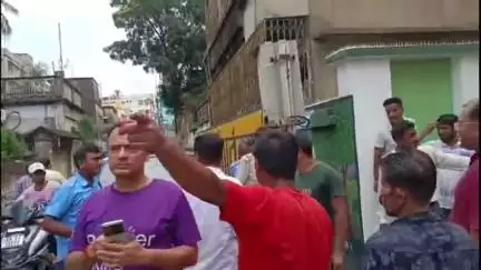 নবদ্বীপ: দণ্ডপানিতলা মোড়ের কাছে নিয়ন্ত্রণহীন বাইকের ধাক্কায় গুরুতর আহত দুই স্কুল ছাত্রী,বাইক সহ চালককে আটক করল পুলিশ