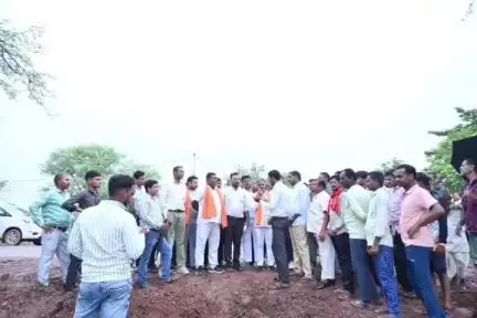 साजा: विधायक ने नवागांव कला में निर्माणाधीन मिनी स्टेडियम और अन्य निर्माण कार्यों का लिया जायजा, CEO व SDO को दिए निर्देश