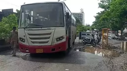 सातारा: खड्ड्यांमुळे एसटी पंक्चर झाल्यामुळे ग्रेट सेपरेटरचा रस्ता बंद, प्रवाशांमधून नाराजी व्यक्त
