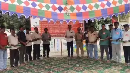 తమ సమస్యలు పరిష్కరించాలని చెవిలో పువ్వు, చేతిలో ప్లేటుతో నందిగామ మున్సిపల్ కార్యాలయం ఎదుట కార్మికుల ఆందోళన