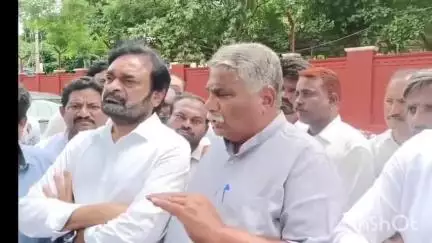 గుంటూరు: మన్నవ సర్పంచ్ నాగమల్లేశ్వరరావు పై జరిగిన అత్యాయత్నంలో పొన్నూరు ఎమ్మెల్యే నరేంద్ర పాత్ర ఉంది :మాజీ ఎంపి వేణుగోపాల్