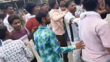 पडरौना: कुशीनगर जिले के टेकुआटार बाजार में मुहर्रम जुलूस के दौरान दो समुदायों में भिड़ंत, बच्चे को लगी चोट