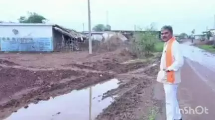 थानखम्हरिया: साजा के MLA ईश्वर साहू ने लोधी खपरी में सड़क किनारे पानी भराव देखकर रोका काफिला, PWD के अधिकारियों को दिए निर्देश