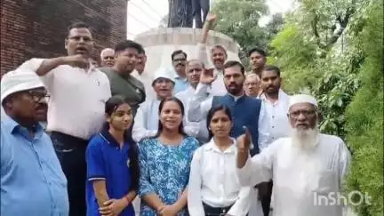 सासाराम: सासाराम में भारत के पूर्व उप प्रधानमंत्री बाबू जगजीवन राम की पुण्यतिथि पर उनकी मूर्ति पर माल्यार्पण किया गया