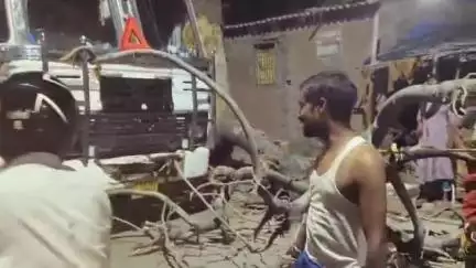 शाहजहांपुर: चौक कोतवाली क्षेत्र के अजीजगंज में तेज रफ्तार अनियंत्रित ट्रक पेड़ से टकराया, कार का शीशा टूटा, बड़ा हादसा टला