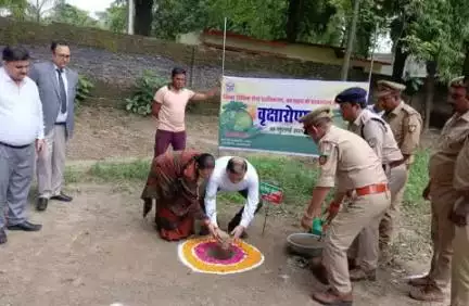 बहराइच : सेशन्स हाउस व जजेज कॉलोनी में हुआ पौधरोपण
पारिस्थितिक संतुलन बनाने के लिए पेड़-पौधे अत्यन्त महत्वपूर्ण : जिला जज