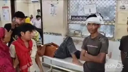 गोपालगंज: सिसवा गांव के पास बोलेरो की टक्कर से बाइक सवार तीन युवक जख्मी, अस्पताल में भर्ती, हालत गंभीर