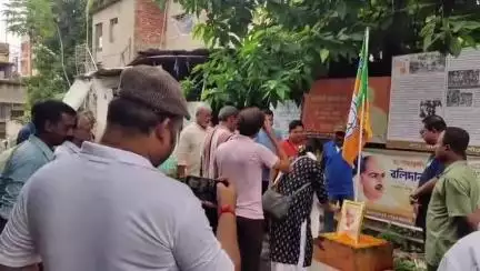 বারুইপুর: ডঃ শ্যামাপ্রসাদ মুখার্জির জন্মজয়ন্তী উপলক্ষে পথ চলতি মানুষদের লাড্ডু বিতরণ বারইপুর পশ্চিম 1 নম্বর মন্ডলের তরফ থেকে