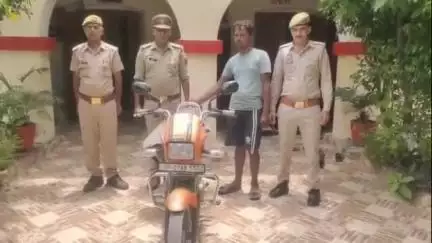 तिलहर: कटरा पुलिस ने चोरी की बाइक के साथ अभियुक्त को फीलनगर मोड़ के पास से गिरफ्तार किया, भेजा जेल