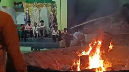 ಕಂಪ್ಲಿ: ಪಟ್ಟಣದ ವಿವಿಧ ಮಸೀದಿಗಳಲ್ಲಿ ಭಾವೈಕ್ಯತೆಯ ಮೊಹರಂ ಹಬ್ಬದ ಅಂಗವಾಗಿ ಕತ್ತಲರಾತ್ರಿ ಆಚರಣೆ
