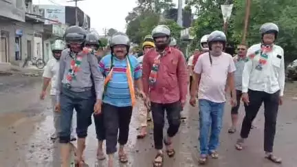 ધોરાજી: ધોરાજી શહેરમાં યોજાયેલ સાયકલ યાત્રા બાદ કોંગ્રેસ દ્વારા હેલ્મેટ પહેરી અનોખા વિરોધ સાથે હેલ્મેટ યાત્રા યોજી