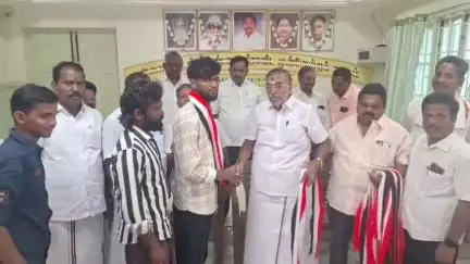 காரியமங்கலம்: அதிமுக கட்சி அலுவலகத்தில் மாற்று கட்சியினர் அதிமுகவில் இணையும் நிகழ்ச்சி