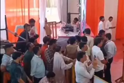 ग्वालियर गिर्द: ग्वालियर में मुख्यमंत्री के कार्यक्रम में भूरी खान ने दुखी होकर बैरिकेड से अपना सिर फोड़ा