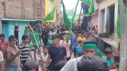 रामगढ़ चौक: तेतरहट बाजार में मोहर्रम पर्व पर निकला ताजिया जुलूस, कल दो समुदाय में हुई थी बहस, सुरक्षा पर पुलिस की नज़र