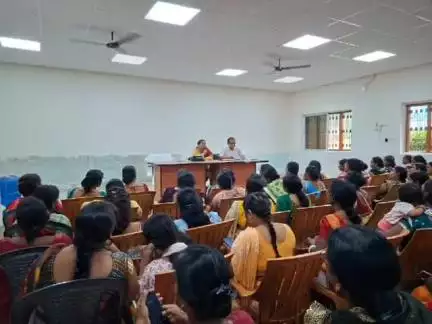 सूरजगढ़: सूरजगढ़ा प्रखंड कार्यालय में मतदाता सूची पुनरीक्षण अभियान को लेकर डीसीएलआर ने जीविका सीएम के साथ की बैठक