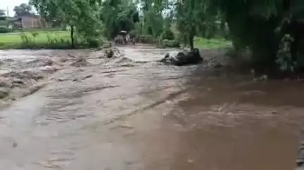 करकेली: करकेली क्षेत्र में भारी बारिश, जरहा के घोरमारा सेहरा टोला में बसहा नाला उफान पर, पुल से ऊपर बह रहा पानी, यातायात बाधित