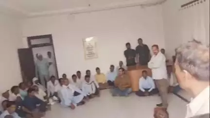 नागौद: ग्रामोदय विश्वविद्यालय के कर्मचारियों को 5 महीने से वेतन नहीं मिला, भजन करते हुए धरने पर बैठे