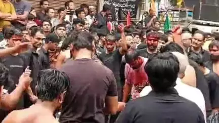 बुरहानपुर नगर: सिंधिपुरा में मोहर्रम पर शिया समुदाय ने निकाला मातमी जुलूस, युवाओं ने किया मातम