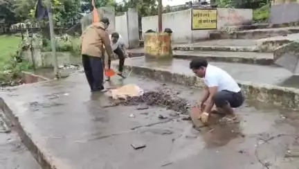 डिंडौरी: मां नर्मदा के गायत्री मंदिर घाट पर चलाया गया स्वच्छता अभियान, लोगों को दिया संदेश