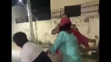 थानेसर: सदर थाना पिहोवा के बाहर सब इंस्पेक्टर से मारपीट, वीडियो वायरल; पति-पत्नी में था झगड़ा