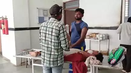 छतरपुर नगर: मातगुवां के पास खड़ी बस से टकराकर घायल हुए बाइक सवार दो लोग, एक को जिला अस्पताल से ग्वालियर किया गया रेफर