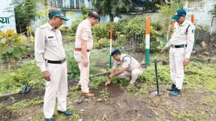 लटेरी: थाना प्रभारी ने पुलिसकर्मियों के साथ लटेरी थाना परिसर में किया पौधारोपण