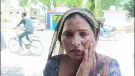 गुरबक्शगंज कस्बे में चाय समोसा की दुकान चलाने वाली महिला और उसके पति को एक व्यक्ति ने पीटा