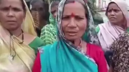 ललितपुर: ग्राम पड़ोरिया की महिलाओं ने शराब बिक्री का किया विरोध, वीडियो सोशल मीडिया पर हुआ वायरल