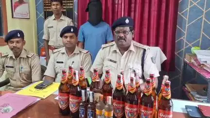 सिमडेगा: सिमडेगा सदर थाना पुलिस ने तामड़ा गांव के एक युवक को अंग्रेजी शराब के साथ गिरफ्तार कर जेल भेजा