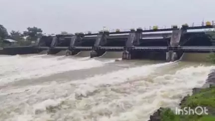 नाशिक: मुसळधार पावसाने धरणाच्या पाणलोट क्षेत्रात वाढ, दारणा धरणातील पाण्याचा विसर्ग वाढवला नदीकाठच्या गावांना सतर्कतेचा इशारा